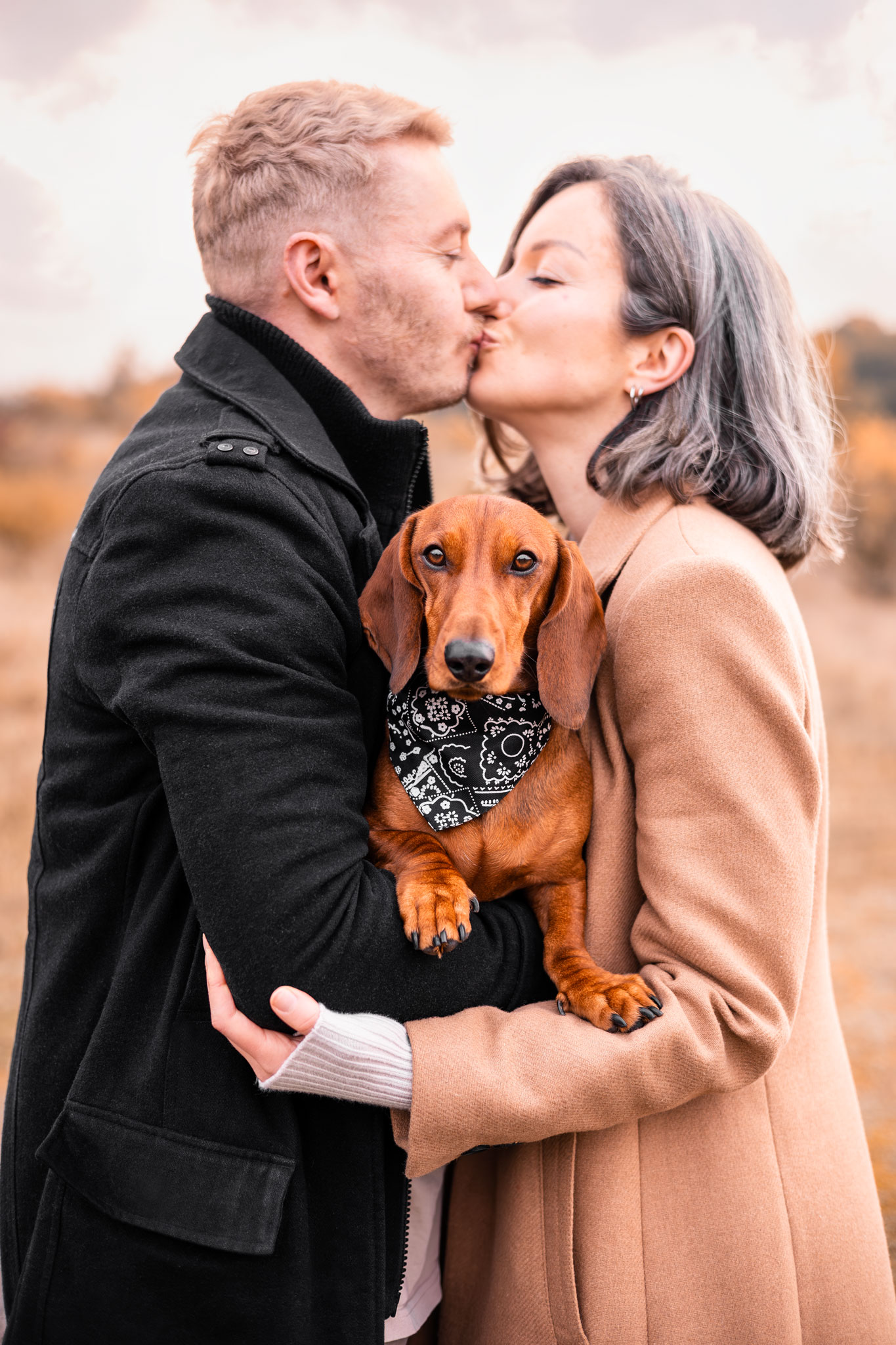 Pärchen mit ihrem Dackel im Portrait.