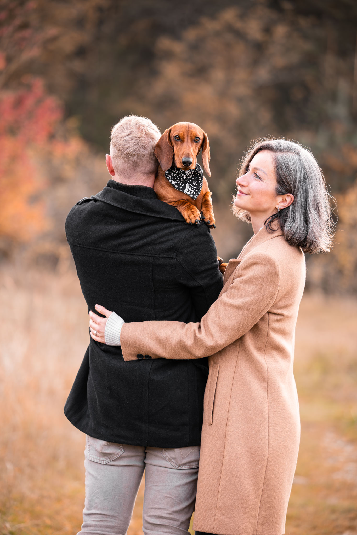 Pärchen mit ihrem Dackel im Portrait.